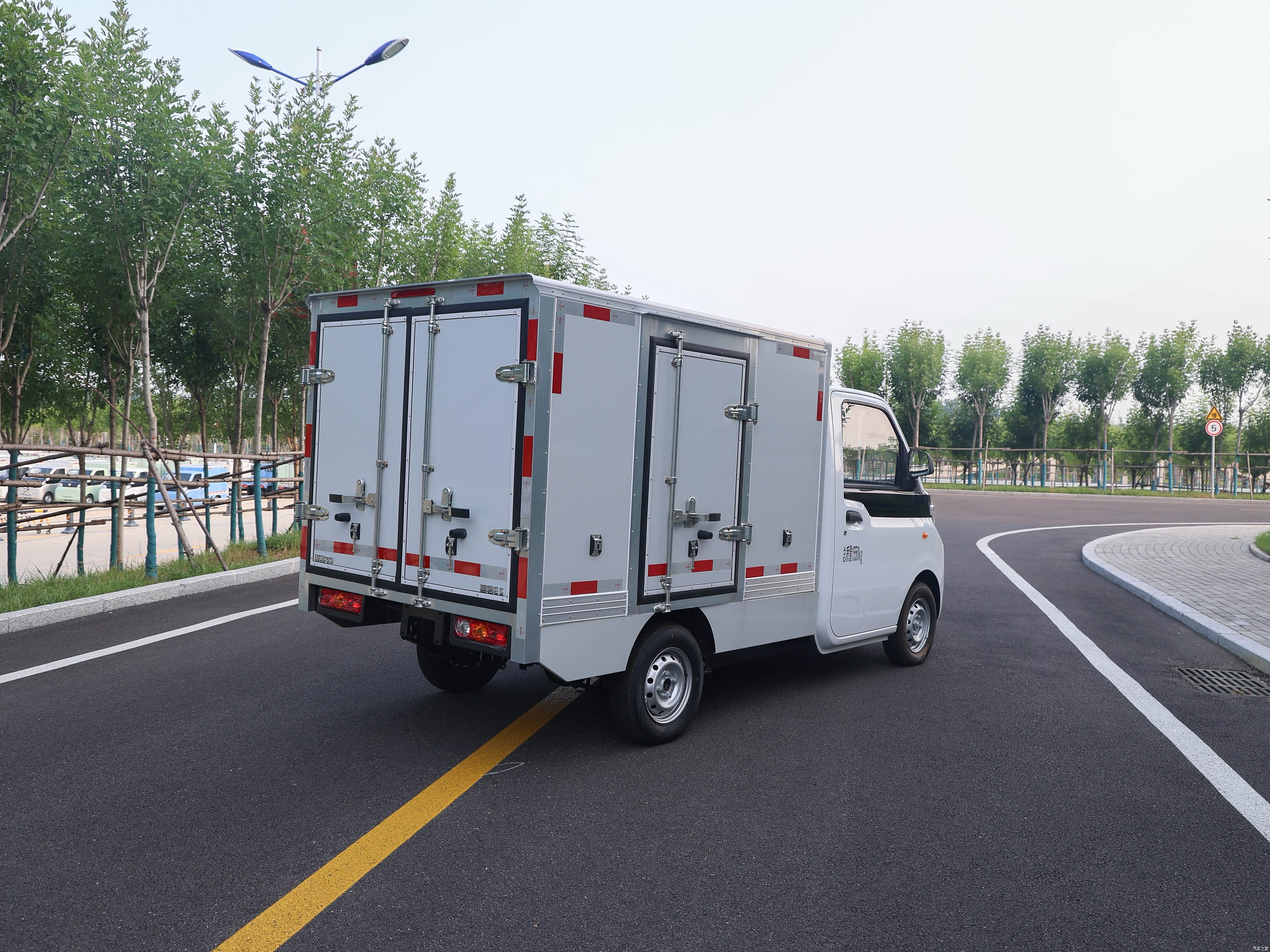الوصول إلى صندوق الشحن Ren T10 2025 لمسافة 150 كم
